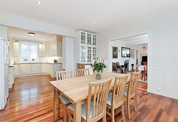 Stort flott kjøkken med god spiseplass. Galleribilde