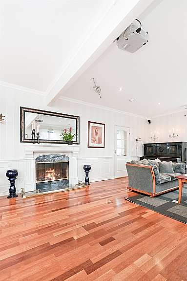 Stor stue med flott peis Galleribilde