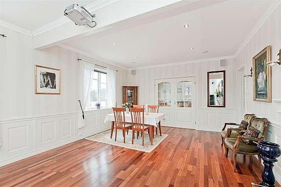 Spisestue med rikelig plass. Høy standard. Galleribilde