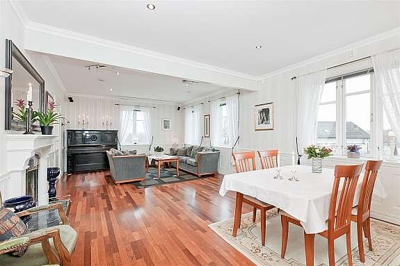 Stor og luftig spisestue og stue. Galleribilde