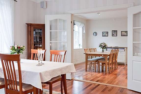 Stor dobbeldør mellom kjøkken og spisestue. Galleribilde