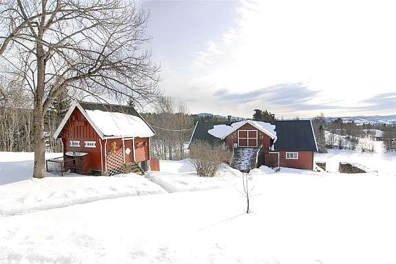 Stabbur og låve. Galleribilde