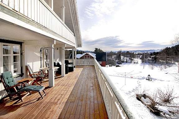 Terrasse, dels overbygd med gode solforhold og utsikt mot syd. Galleribilde