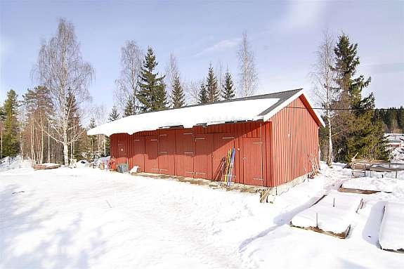Praktisk vognskjul/garasje med verksted, 3 biloppstilingsplasser og vedbod. Galleribilde