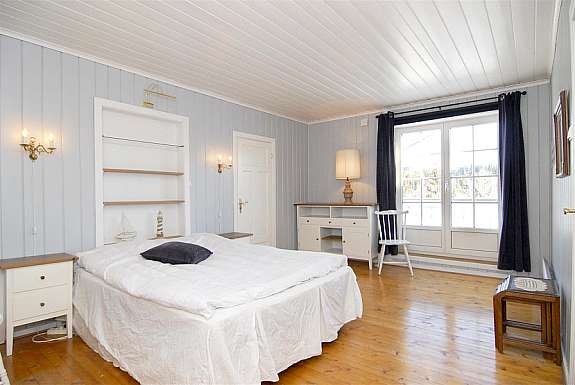 Hovedsoverom med walk-in-closet og doble dører ut til egen terrasse. Galleribilde