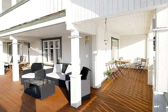 Lun og solrik terrasse. Galleribilde