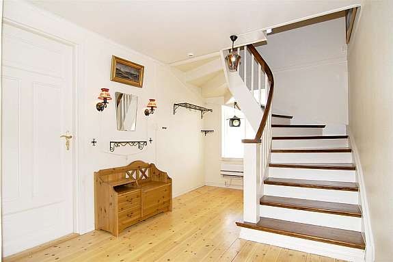 Innbydende hall med god plass. Galleribilde