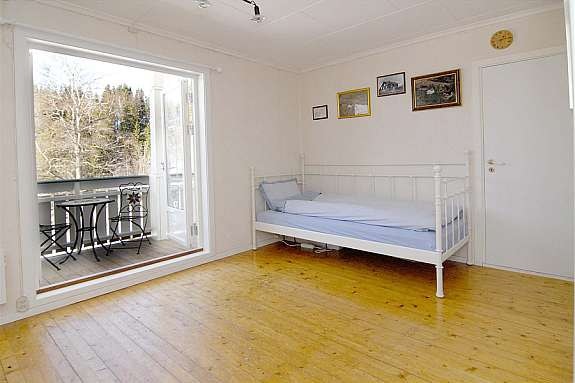 Soverom 2 med kottrom/walk-in-closet og doble dører ut til egen terrasse. Galleribilde