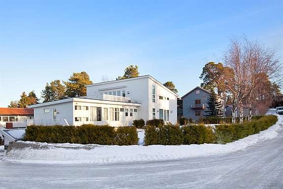 Fasade med tomt som er omsluttet av hekk Galleribilde