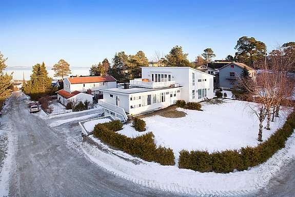 Høydefoto av eiendommen - Stor flat hage Galleribilde