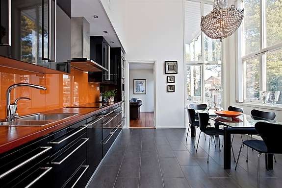 Drømmekjøkken - Sort høyglanset - Flis over varme Galleribilde