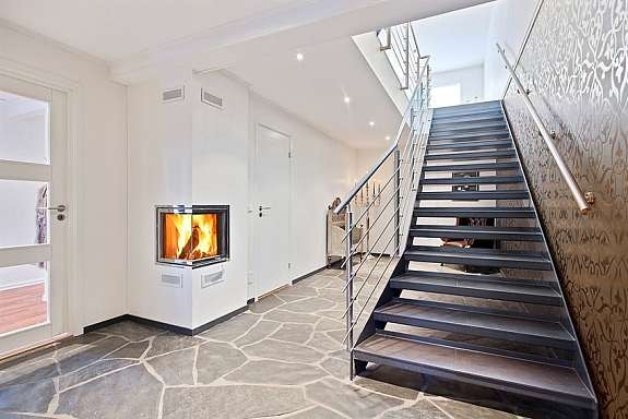 Hall hoveddel med design hjørnepeis - Varme i gulv Galleribilde