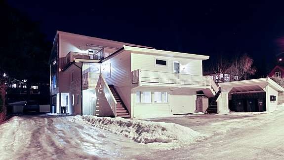 Kveldsbilde av eiendommen - Stor gårdsplass Galleribilde