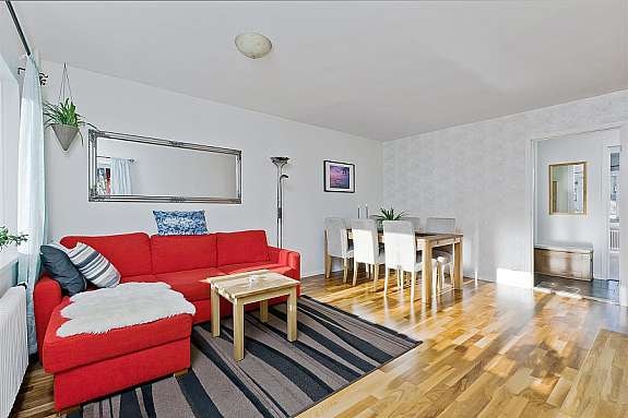Lys Stue med utgang til innglasset balkong. Galleribilde