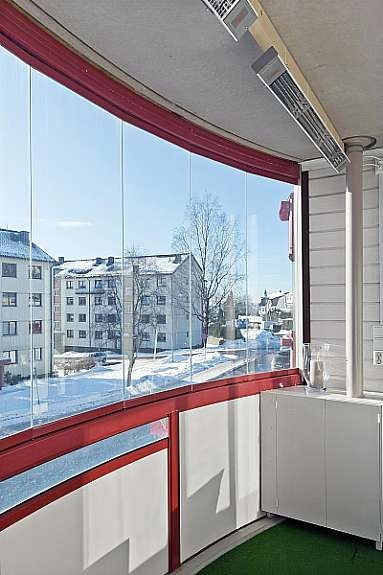 Balkongen vender mot sør. Galleribilde