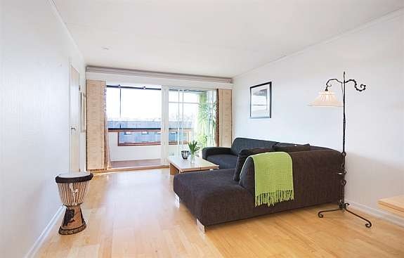 Stue mot balkong Galleribilde