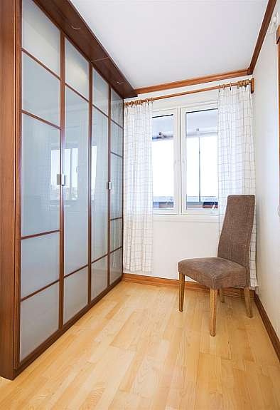 Soverom med garderobeløsning Galleribilde