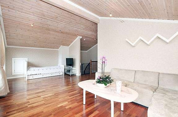 Loftstue med utgang til balkong Galleribilde