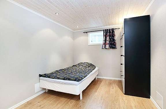 Disp rom i under etg. Brukes idag som soverom. Galleribilde