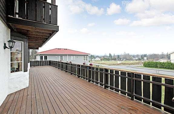 Ca 100 kvm terrasse, med god plass til utemøbler Galleribilde