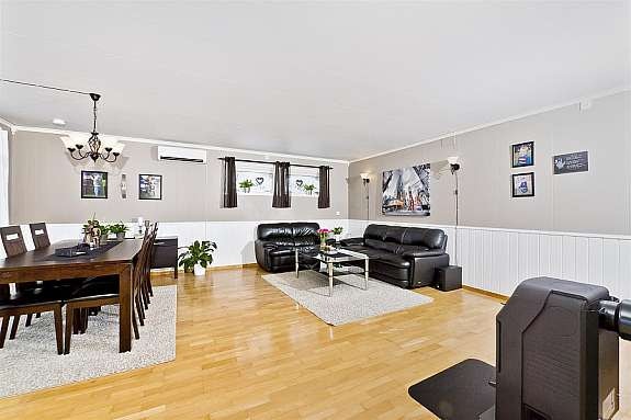 Romslig stue/spisestue. Galleribilde