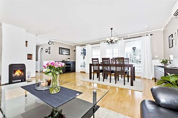 Lys og trivelig stue med peisovn. Galleribilde