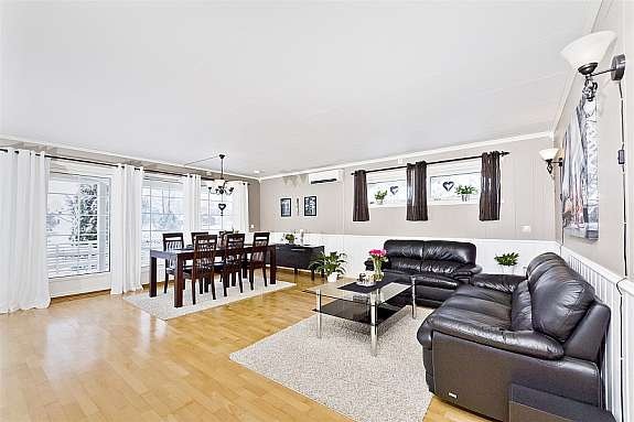 Det er utgang til terrasse fra stuen. Galleribilde