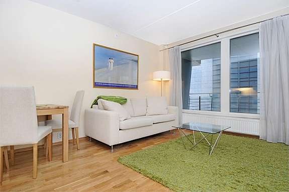 Store vindusarealer slipper inn mye lys i stuen. Galleribilde