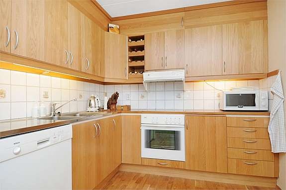 Godt med skap- og benkeplass på kjøkkenet. Galleribilde