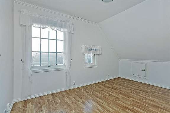 I tillegg til loftstue og bad er det 4 soverom i 2. etasje. Galleribilde