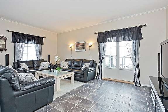 Stue med utgang til terrasse med vinterhage og jacuzzi. Galleribilde