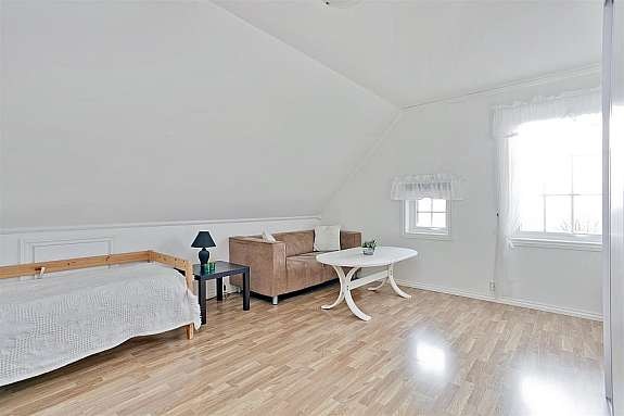 Store gode soverom i 2. etasje. Flislagt bad/wc med overlysvindu. Galleribilde