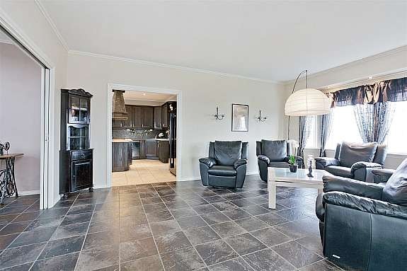 Romslig stue mellom kjøkkenet og terrassen. Vannbåren varme gir en lun og jevn temperatur inne. Galleribilde