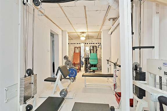 Bad/wc i 1. etasje med boblekar og steamdusj. Soverom i tilknytning til bad/wc. Kjeller i hoveddel er innredet med trenings-/helsetudio. Utstyret følger ikke eiendommen ved salg. Galleribilde