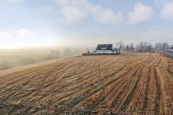 Eiendommen ligger usjenert i landlige omgivelser. Galleribilde