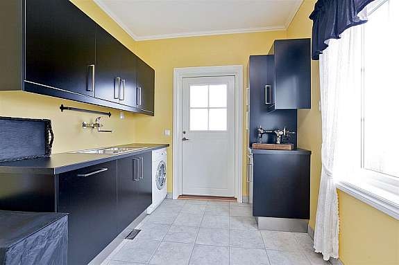 Vaskerom med egen inngang. Ligger i tilknytning til kjøkkenet. Godt med skapplass. Galleribilde