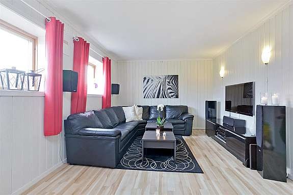 Bildene på denne siden er fra sokkelleiligheten i u. etasje. Inneholder 2 soverom, bad/wc, kjøkken og stue. Galleribilde