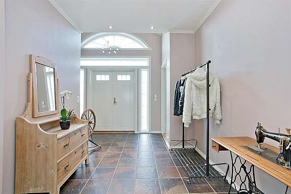 Flott hall med tofløyet inngangsdør. Galleribilde