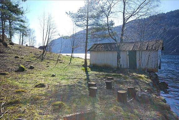 Båtplass ved siden av båthus Galleribilde