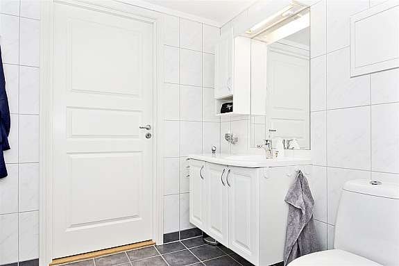 Innredet med dusjkabinett, servant og WC. Galleribilde