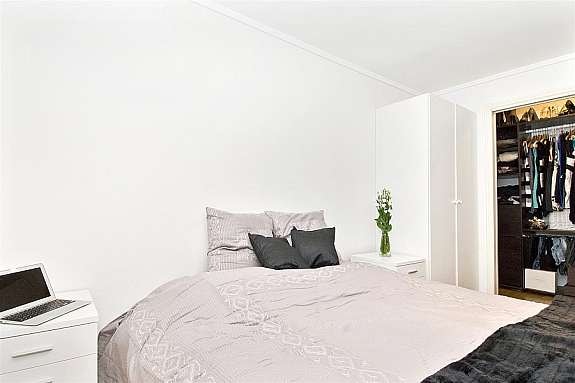 Fra soverom 1 er det inngang til det som i dag blir brukt som walk-in-closet. Galleribilde