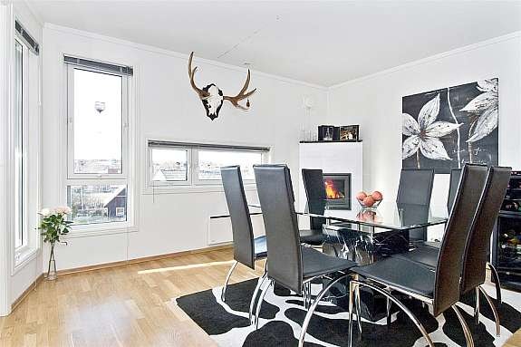 Utgang til balkong ved spisestuen helt til venstre i bildet. Galleribilde