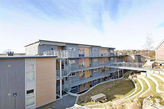 Pent opparbeidet uteareal. Vi ser også broen fra gjesteparkeringen. Leiligheten ligger i denne etasjen. Galleribilde