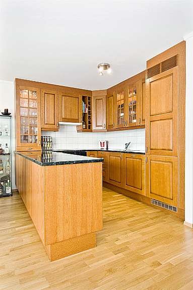 Flott Sigdal-kjøkken med heltre fronter og granitt benkeplate. Galleribilde