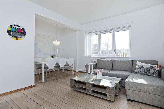 Romslig stue med god plass til både sofa og spisebord. Galleribilde