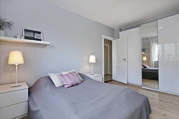 Rikelig med skapplass på soverom. Galleribilde