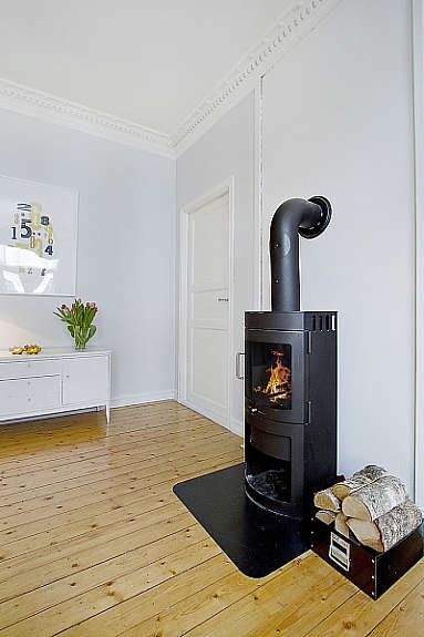 Moderne vedovn varmer opp og skaper hygge på kalde dager Galleribilde