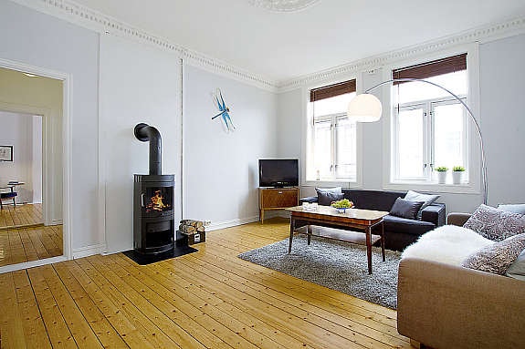 Lys og stor stue med vedovn Galleribilde