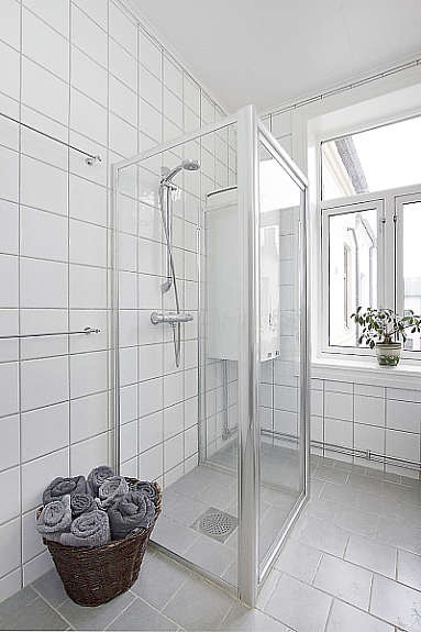 Delikat flislagt bad med varmekabler Galleribilde