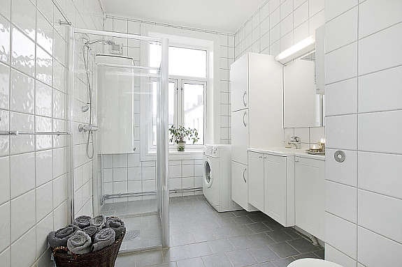 Badet er romslig og pent oppusset Galleribilde